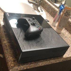 Black Xbox one 500g w/ controller